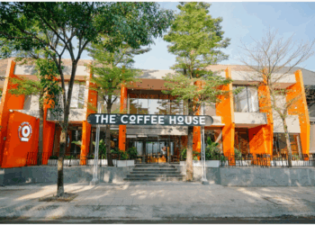 咖啡館的新主人致力於三年內實現最高利潤，專注於重組而不是派發股息