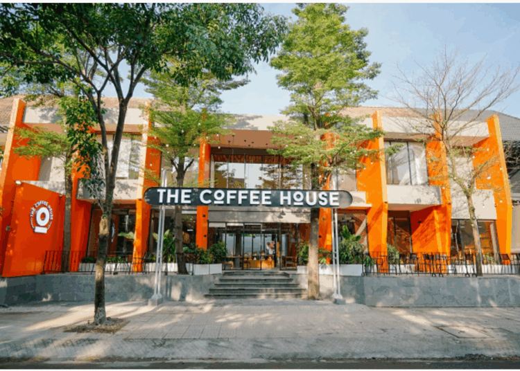 咖啡館的新主人致力於三年內實現最高利潤，專注於重組而不是派發股息